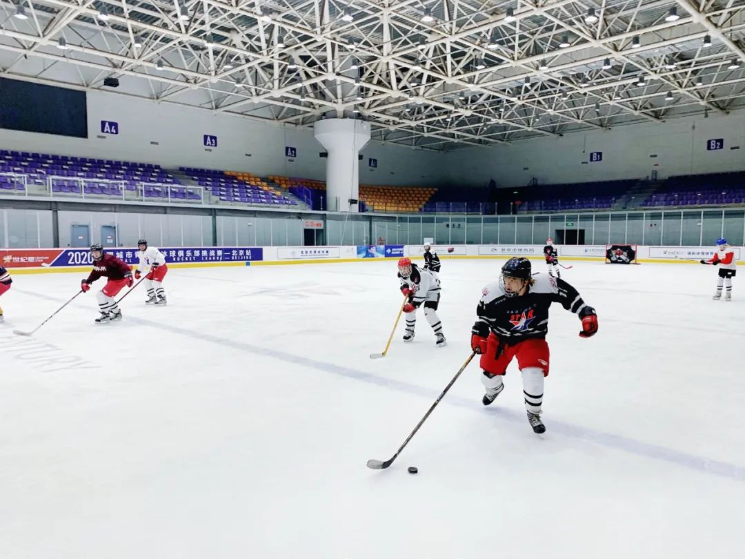 【冰上乐园圣地】广佛zui大的溜冰场！佛山飞凡冰上·文化中心1大1小亲子票仅需59.9元！大空间室内冰上运动感受冰上运动的魅力~ | 特价游玩